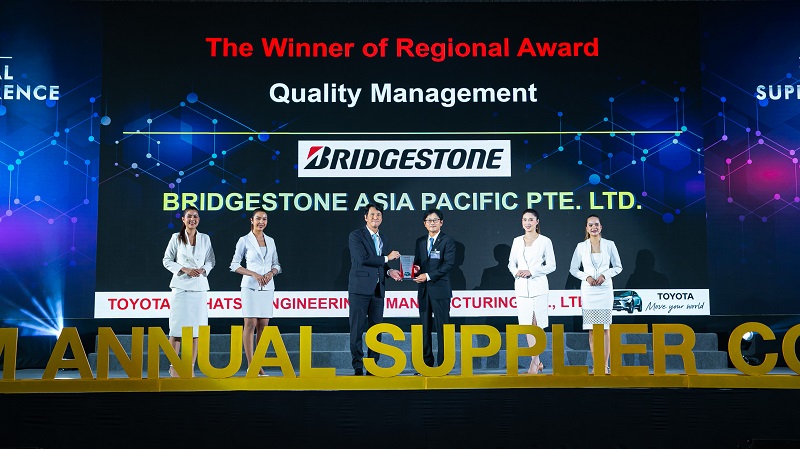 คุณโนริอากิ ยามาชิตะ กรรมการผู้จัดการใหญ่ บริษัท โตโยต้า มอเตอร์ ประเทศไทย จำกัด (ที่ 3 จากซ้าย) มอบรางวัล “2022 Regional Supplier Outstanding Performance ประเภท Quality Performance” แก่คุณเคอิจิ ชูมะ กรรมการผู้จัดการ บริษัท ไทยบริดจสโตน จำกัด (ที่ 3 จากขวา)